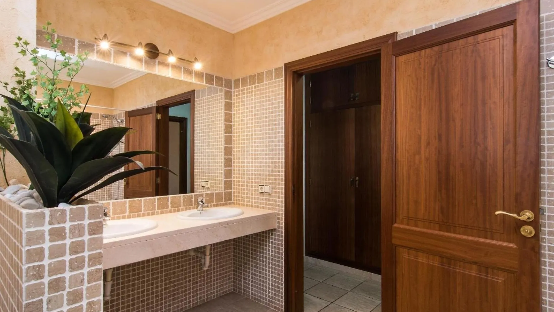 Ferienhaus Fuer 12 Personen Ca 400 M In Son Macia, Balearen Mallorca Spanien